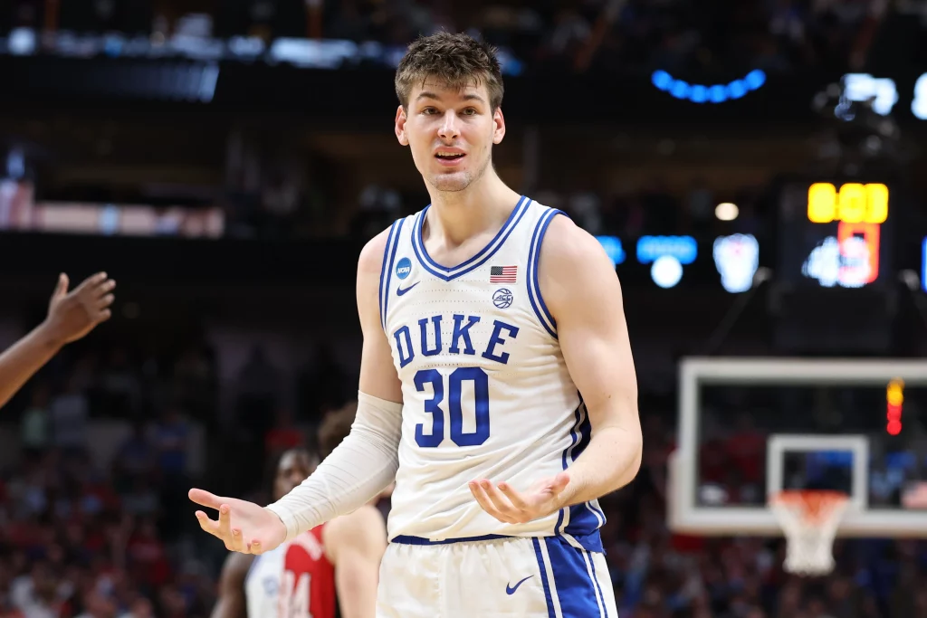 Kyle Filipkowski’s brother criticizes Duke following an ‘odd situation’ involving his girlfriend.