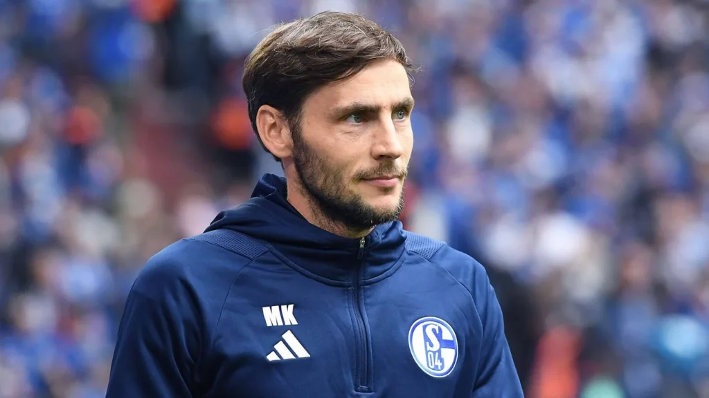 Mit großer Trauer sagen wir Lebewohl: Der ehemalige FC Schalke 04-Trainer “Matthias Kreutzer” ist im Alter von 43 Jahren nach einer plötzlichen Krankheit verstorben……..