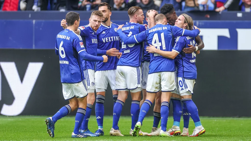 Schalke 04-Sensation: Verein kündigt Partnerschaft mit der FIFA an, um das erste internationale Fußballspiel gegen…… auszurichten