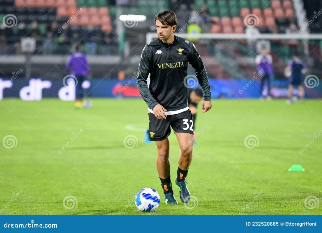 „Sto tornando.” Fostro star difensore centrale di Venezia ha risolto il suo contratto con la Fiorentina, dichiarando che……..