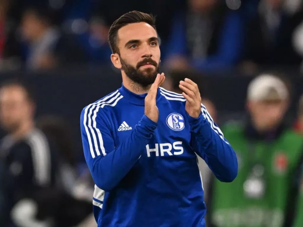 FC Schalke 04 Transfer-News: Fans vergießen Tränen, als Kenan Karaman sein letztes Jahr ankündigt…….