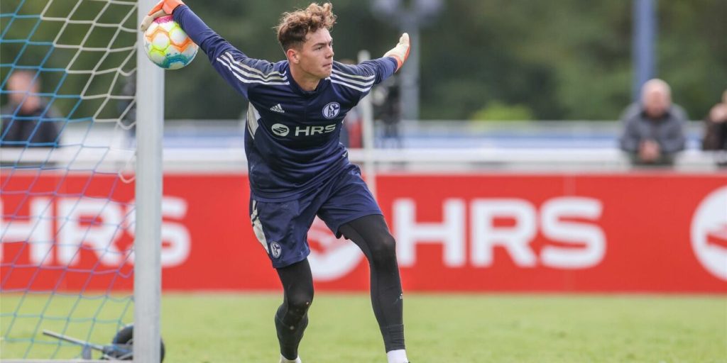 Das ist unklug: Der Trainer von Schalke 04 beendet den Vertrag des Torwarts Luca Podlech, nachdem er sich in Gesprächen über eine Vertragsverlängerung befand.