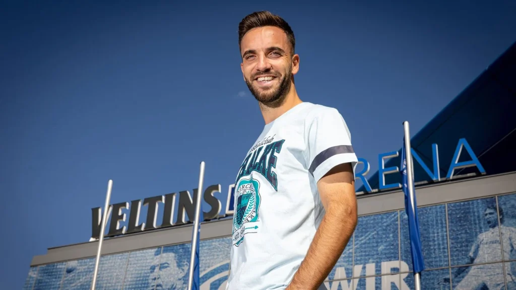 Heiße Sommer-Transfers: Kenan Karaman verabschiedet sich von Schalke 04