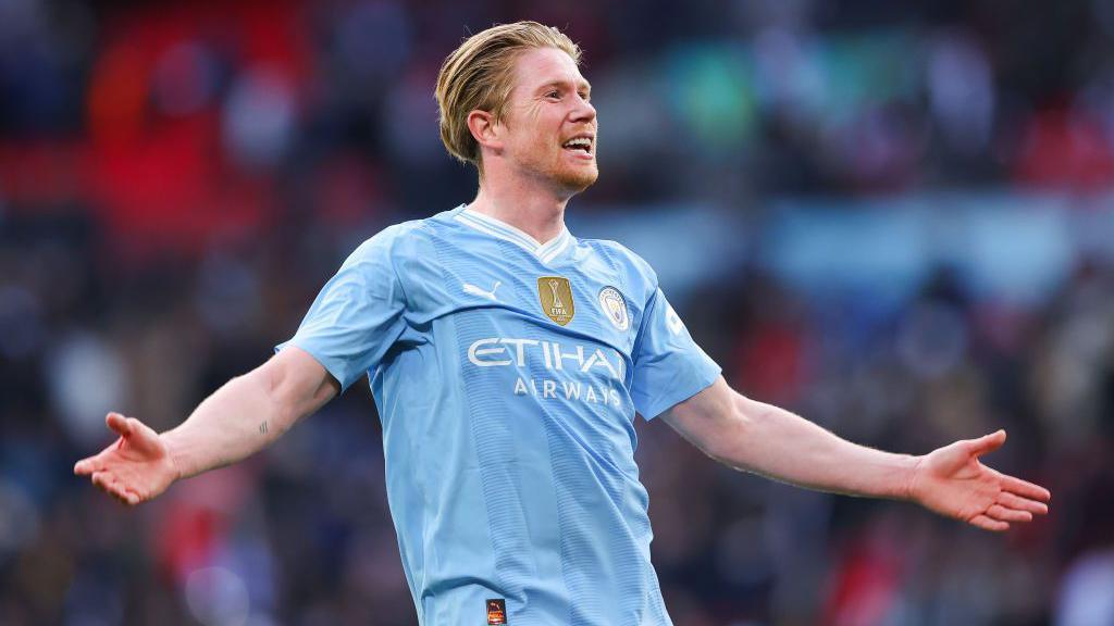 **Abgemacht: Der belgische Fußballer Kevin De Bruyne hat sich heute endlich bereit erklärt, zum FC Schalke 04 zu wechseln, nachdem…**