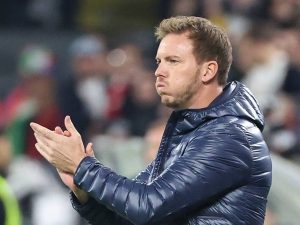 Herzlichen Glückwunsch: Rudi Völler und Julian Nagelsmann gratulieren dem FC Bayern München zum Gewinn der Bundesliga-Meisterschaft