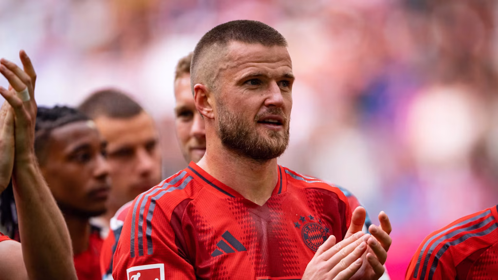 Zu traurig für den Abschied: Bayern-Verteidiger Eric Dier winkt zum Abschied nach dem Gewinn der Bundesliga