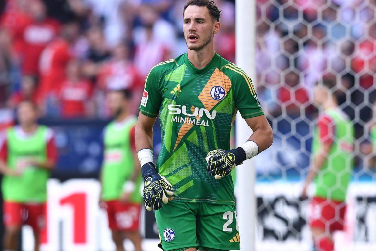 Jakob Fimpel äußert sich: „Wir können es uns leisten, ihn abzugeben“, während Manchester United an Schalke 04-Torwart Justin Heekeren interessiert ist