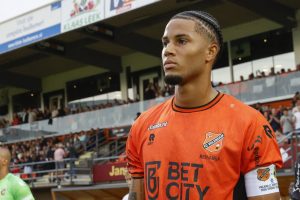 Sommer-Transferdeal: Der FC Schalke 04 greift nach FC-Volendam-Verteidiger Xavier Mbuyamba