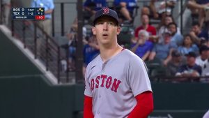 El Manager de los Red Sox Prohíbe a Walker Buehler Jugar en Medio de la Controversia
