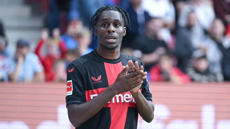 Noch ein Abschied? Offizielles Statement: Bayer Leverkusen bestätigt Verbleib von Jeremie Frimpong