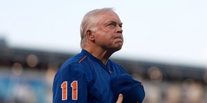 Malas noticias: El mánager de los Yankees de Nueva York, Aaron Boone, anuncia oficialmente la dolorosa muerte de Buck Showalter