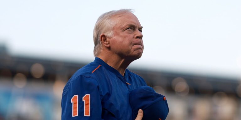 Malas noticias: El mánager de los Yankees de Nueva York, Aaron Boone, anuncia oficialmente la dolorosa muerte de Buck Showalter