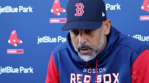 Acción Sorprendente: El Mánager de los Red Sox, Alex Cora, Enfrenta una Demanda de una Figura Clave del Equipo Tras una Controvertida Situación