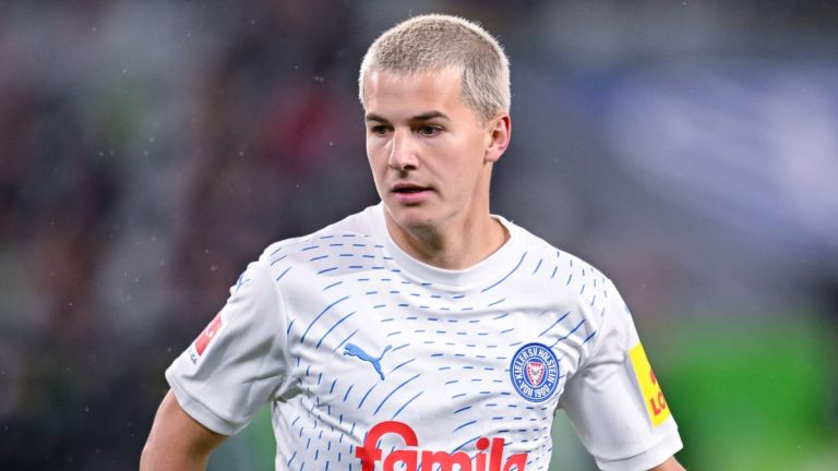Sommer-Transferdeal: Der FC Bayern München nimmt Verhandlungen mit Holstein Kiels Abwehrstar John Tolkin auf