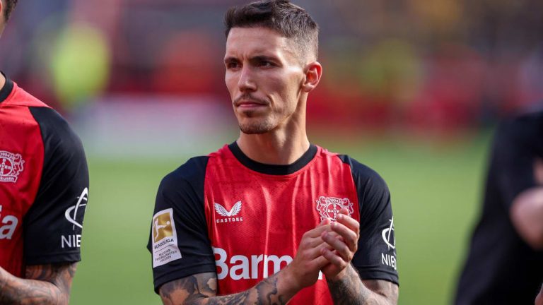 Sommer-Transfer-Deal: Alejandro Grimaldo mit Premier-League-Wechsel in Verbindung gebracht – nach überragender Bundesliga-Saison