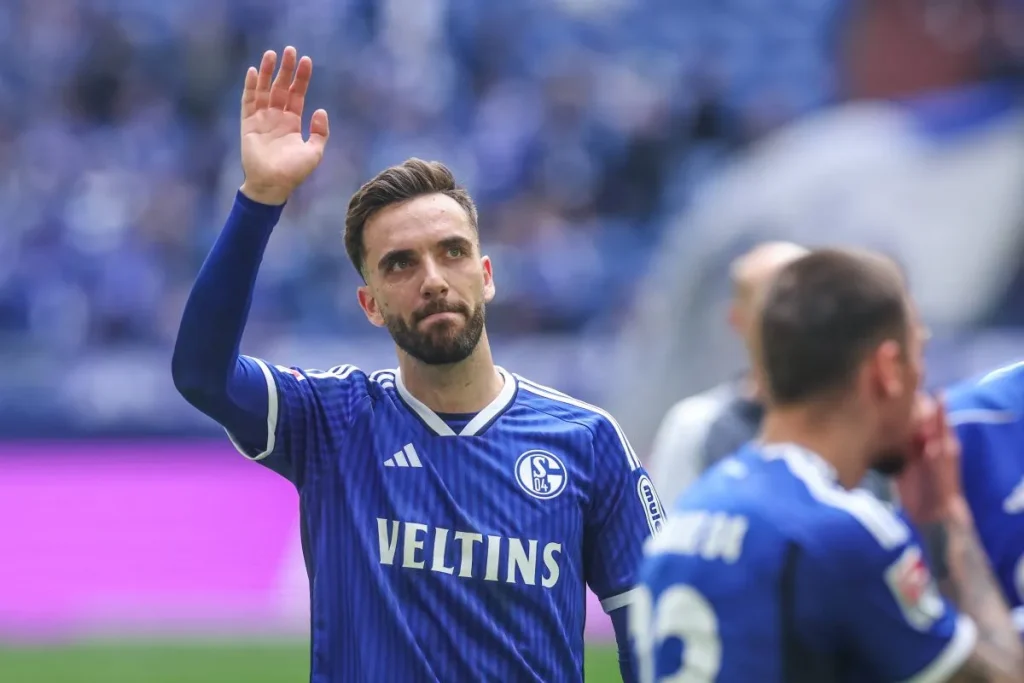 Traurige Nachrichten bei Schalke 04: Herzschmerz auf dem Weg zurück – Kenan Karaman droht mit Abschied ohne Gehaltserhöhung