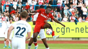 Panik in der Bundesliga: Marius Bülter und Ragnar Ache setzen das Stadion des 1. FC Köln in einem sensationellen Duell in Brand